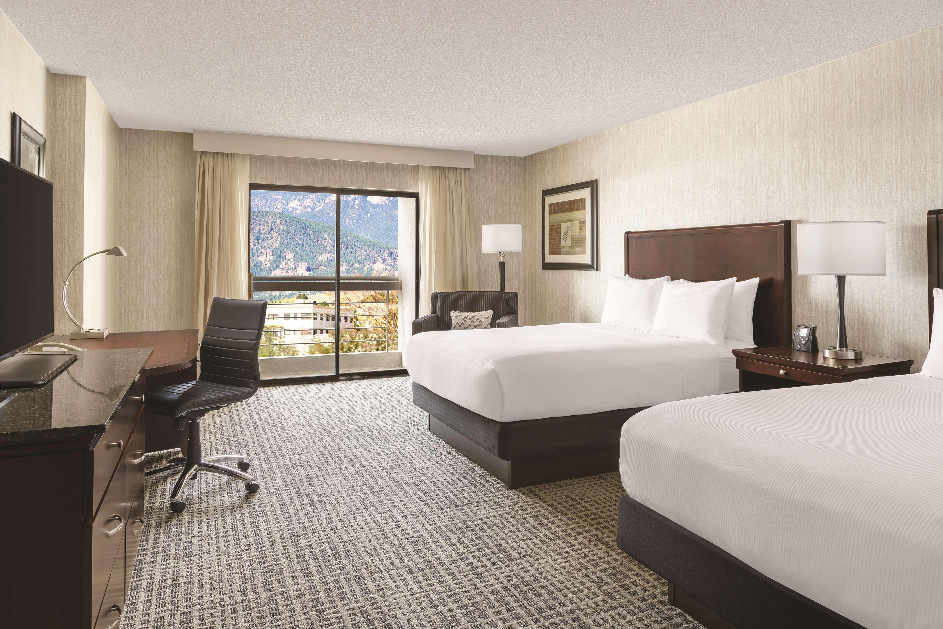 Doubletree By Hilton Colorado Springs Exterior foto