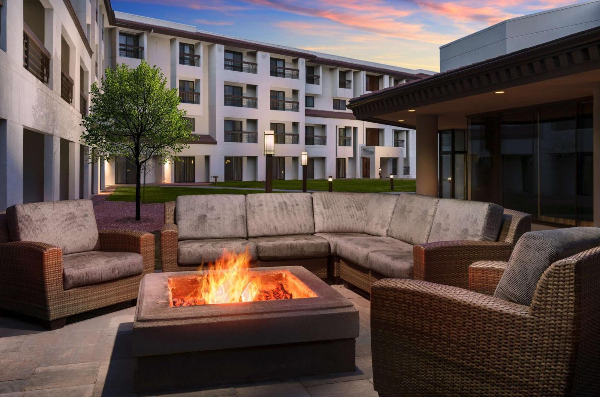 Doubletree By Hilton Colorado Springs Exterior foto